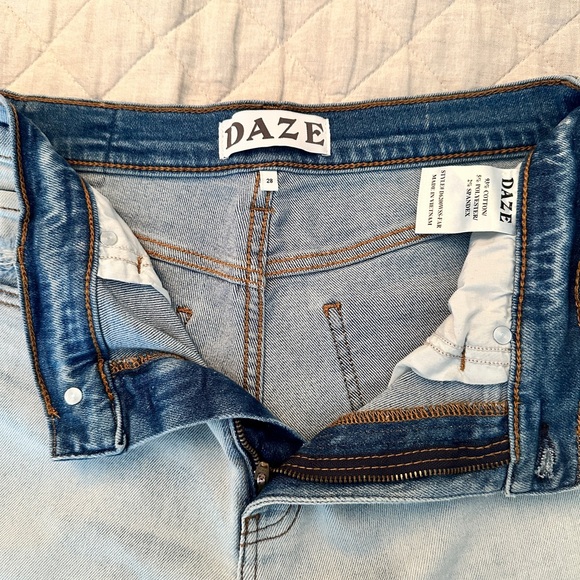 DAZE relaxed straight leg, light wash, distressed denim jeans, size 29 - Picture 2 of 8